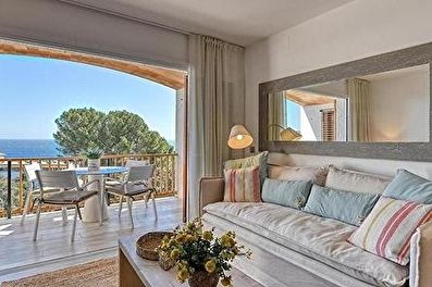Apartamento con Piscina, Vistas al mar, Aire acondicionado, Wifi, Parking y jardín en Calella de Palafrugell - Alquiler Vacacional