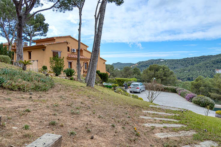 Casa individual 5 dormitorios con Piscina, Vistas al mar y jardín en Tamariu - Compra - Venta