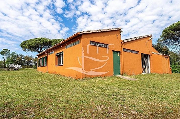 Chalet 6 dormitorios con Piscina y jardín en Llagostera - Compra - Venta