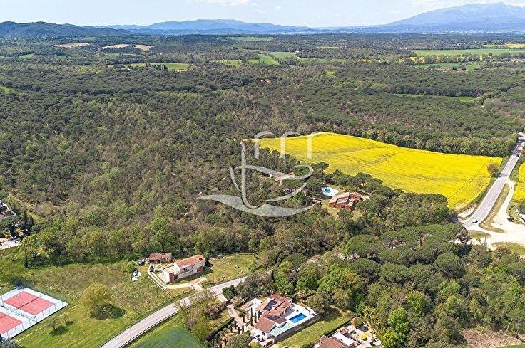 Chalet 6 dormitorios con Piscina y jardín en Llagostera - Compra - Venta