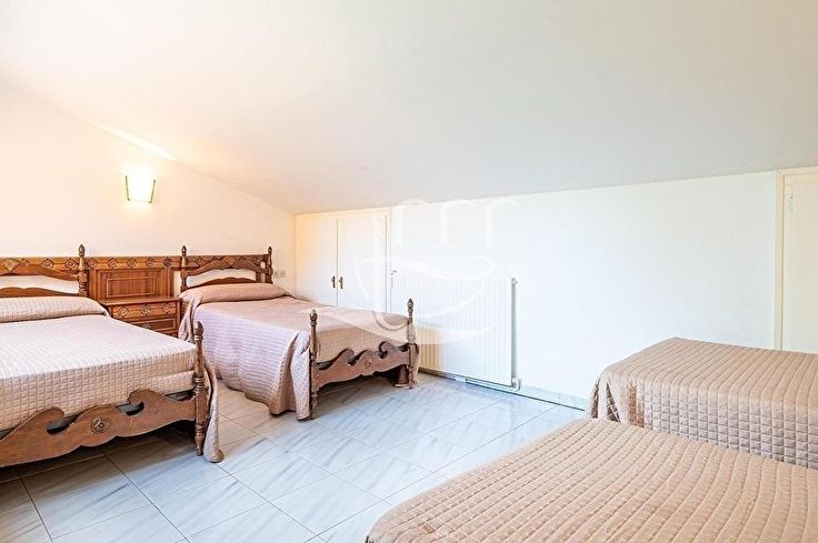 Chalet 6 dormitorios con Piscina y jardín en Llagostera - Compra - Venta