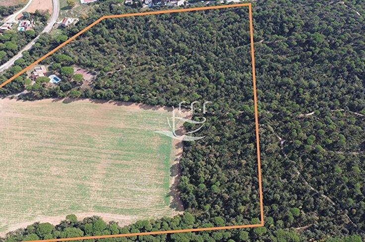 Chalet 6 dormitorios con Piscina y jardín en Llagostera - Compra - Venta