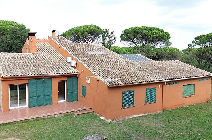 Chalet 6 dormitorios con Piscina y jardín en Llagostera - Compra - Venta