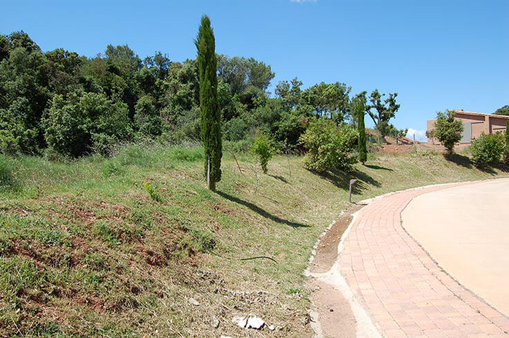 Parcela con jardín en Llabià - Compra - Venta