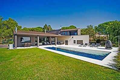 Chalet con Piscina, Vistas al mar, Aire acondicionado y jardín en Begur - Compra - Venta