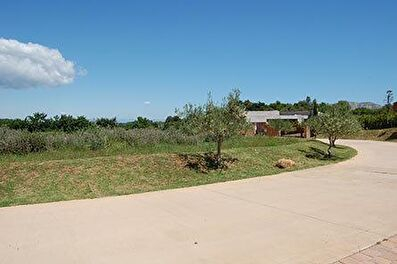 Parcela con jardín en Llabià - Compra - Venta
