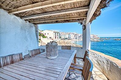 Authentic house 2 floors on the rocks overlooking the sea 10 meters from the beach.