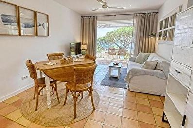 Charming  apartment on the rocks overlooking the sea 75 meters from the beach.