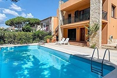 Tranquille appartement confortable, avec piscine communautaire.