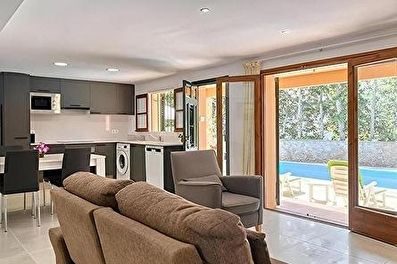 Tranquil apartament còmode, amb piscina comunitària.