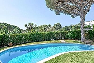 Modern apartment ground floor with community swimming pool.