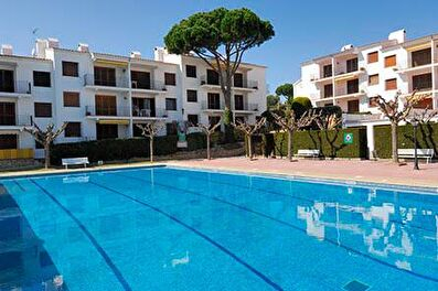 Cosy apartment ground floor with community swimming pool  150 meters from the sea.