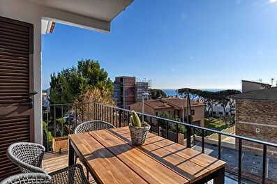Renovat apartament modern, amb piscina comunitària  amb vistes al mar a 150 metres de la platja.