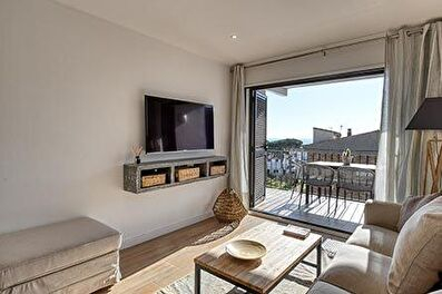 Renovated apartment modern, with community swimming pool  overlooking the sea 150 meters from the beach.