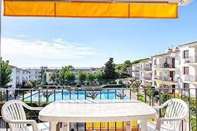 Céntrico apartamento con piscina comunitaria  con vistas al mar.