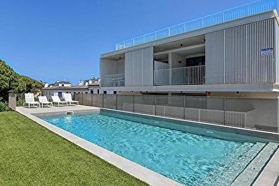 Elegant apartment ground floor with community swimming pool  150 meters from the sea.
