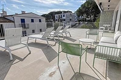 Splendid penthouse with community swimming pool  150 meters from the sea.