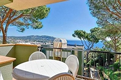 Tranquilo apartamento planta baja con piscina comunitaria  con vistas al mar.