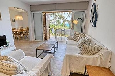 Renové appartement rez-de-chaussée avec jardin privé et piscine communautaire.