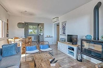 Pintoresco apartamento moderno, cómodo, con piscina comunitaria  en segunda línea con vistas al mar a 250 metros de la playa.