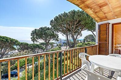 Commode appartement avec piscine communautaire  en deuxième ligne de mer avec vue sur la mer 250 mètres de la plage.