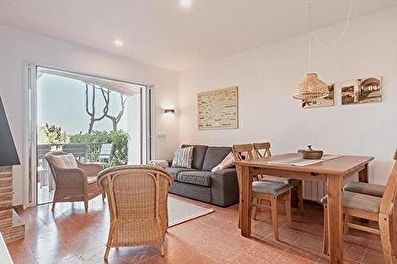 Renovated apartment ground floor with community swimming pool  overlooking the sea 250 meters from the beach.