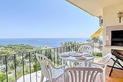 Agradable apartament amb piscina comunitària  amb vistes al mar.