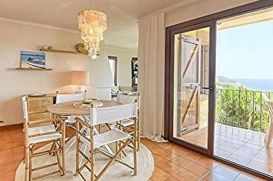 Agradable apartamento con piscina comunitaria  con vistas al mar.