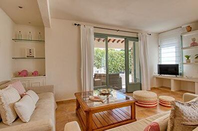 Chalet planta baja con jardín y piscina privada.