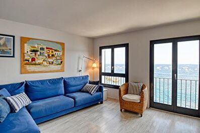 Pintoresc apartament modern, a primera línia amb vistes al mar a 50 metres de la platja.