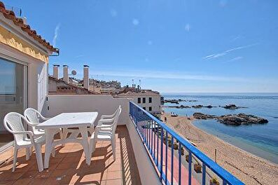 Agradable apartament a primera línia amb vistes al mar a 50 metres de la platja.
