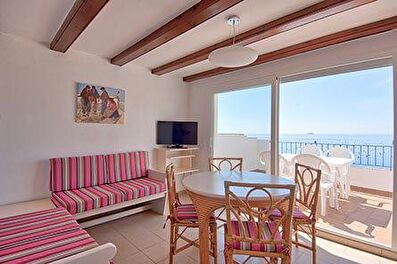 Agradable apartament a primera línia amb vistes al mar a 50 metres de la platja.