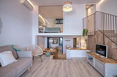 Authentique loft de design, haut standing, front de mer avec vue sur la mer 5 mètres de la plage à Port-bo du Calella de Palafrugell.