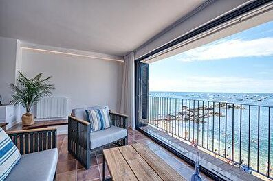 Excepcional apartament alt standing, a primera línia amb vistes al mar a 50 metres de la platja.
