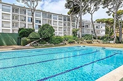 Pleasant apartment with community swimming pool  overlooking the sea 150 meters from the beach.
