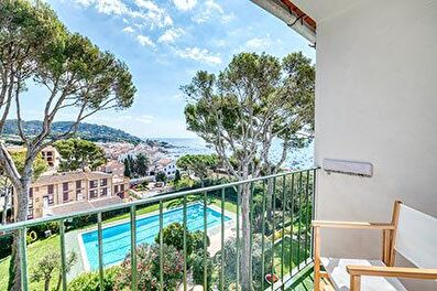 Acollidor apartament pràctic, amb piscina comunitària  amb vistes al mar a 150 metres de la platja.