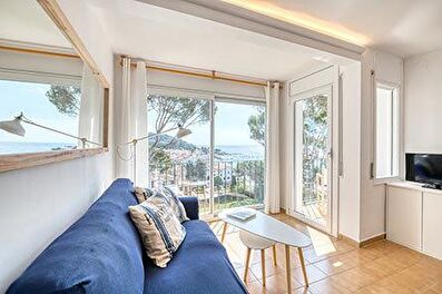 Acogedor apartamento práctico, con piscina comunitaria  con vistas al mar a 150 metros de la playa.