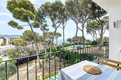 Encantador apartamento cómodo, con piscina comunitaria  con vistas al mar a 150 metros de la playa.