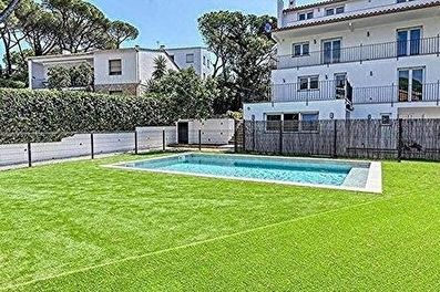 Fabulous apartment comfortable, with private garden and community swimming pool overlooking the sea.