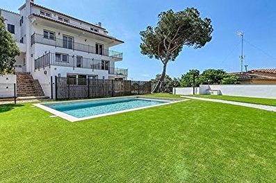 Esplèndid apartament alt standing, amb piscina comunitària.
