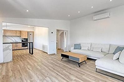 Esplèndid apartament alt standing, amb piscina comunitària.
