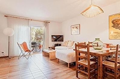 Geräumige Wohnung mit Gemeinschaftspool  zweite Linie Strand.