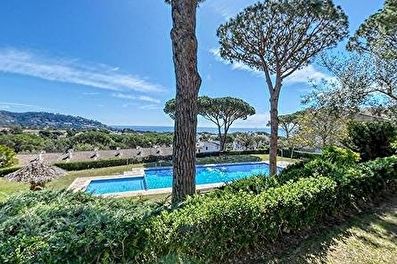 Encantador apartament alt standing, planta baixa amb jardí privat i piscina comunitària amb vistes al mar.