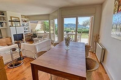 Charming  apartment high standing, ground floor with private garden and community swimming pool overlooking the sea.