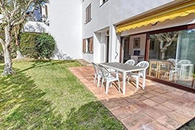Cosy apartment ground floor with community swimming pool.