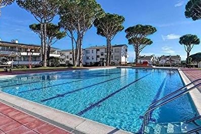 Luminoso apartamento con piscina comunitaria  a 250 metros del mar.