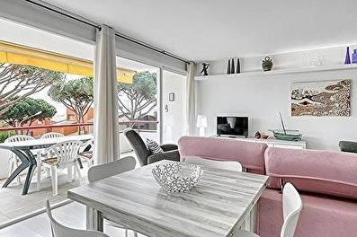 Lluminós apartament amb piscina comunitària  a 250 metres del mar.