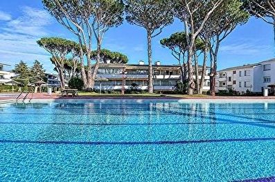 Sunny apartment with community swimming pool  overlooking the sea 200 meters from the beach.