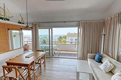 Sunny apartment with community swimming pool  overlooking the sea 200 meters from the beach.