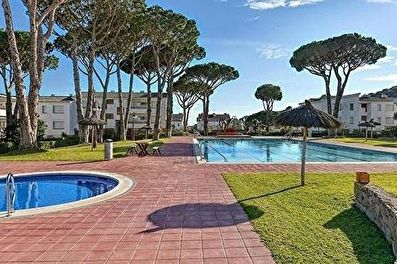 Bright apartment with community swimming pool.